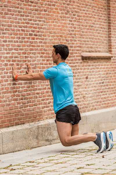 Z con apoyo en pared (paso 2)