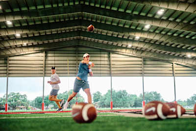 Arch Manning s’entraîne au football américain en Louisiane.