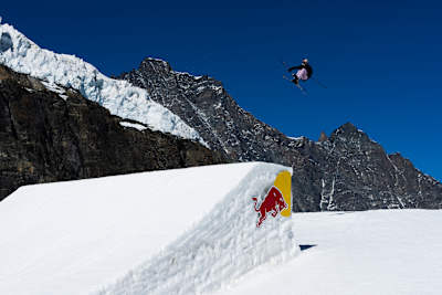 Tess Ledeux s'envole en ski pendant Red Bull Performance Camp à Saas Fee, en Suisse, le 24 septembre 2021.