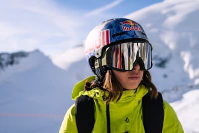 Hailey Langland pose pour un portrait au camp de performance Red Bull à Saas-Fee, en Suisse le 28 septembre, 2021.