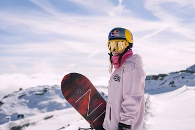 Miyabi Onitsuka pose pour un portrait au camp de performance Red Bull à Saas-Fee, en Suisse le 28 septembre, 2021.