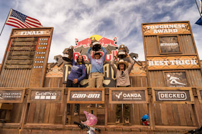 Van links naar rechts: Georgia Astle, Robin Goomes en Casey Brown op het winnaarspodium bij de Red Bull Rampage 2024.