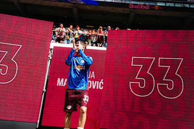 Andrija Maksimovic wird beim Testspiel gegen Atalanta Bergamo in der Red Bull Arena als Neuzugang den Fans präsentiert.
