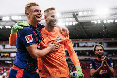 Conrad Harder von RB Leipzig bejubelt den Auswärtssieg beim FSV Mainz 05 mit Keeper Péter Gulácsi.