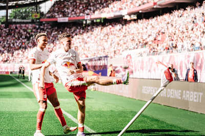 Christoph Baumgartner feiert sein 1:0 gegen den 1. FC Heidenheim mit einem Tritt gegen die Eckfahne.