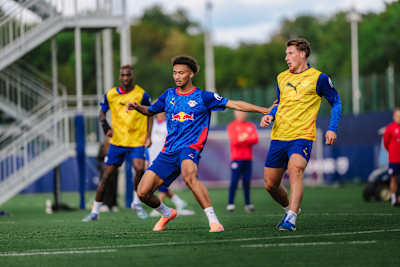 Tidiam Gomis em treinamento no RB Leipzig com o companheiro de equipe Willi Orban.