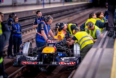 Red Bull Racing adapta su RB8 para que pueda rodar por los raíles del metro de Madrid.