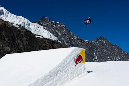 Tess Ledeux s'envole en ski pendant Red Bull Performance Camp à Saas Fee, en Suisse, le 24 septembre 2021.