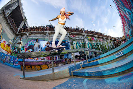 La brasileña Leticia Bufoni se bloquea en un Monty Grind para la aprobación de los skaters reunidos para la parada de Marsella del Red Bull Drop In Tour