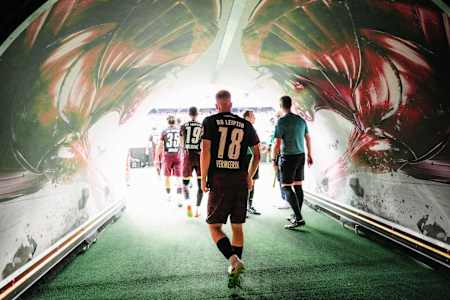 Max Finkgräfe, Arthur Vermeeren und Co. laufen durch den Tunnel der Red Bull Arena in Richtung Spielfeld.