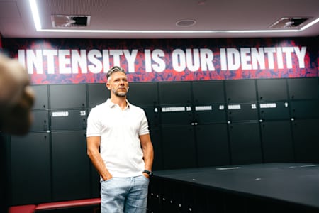 Martín Demichelis steht in der Kabine der Leipziger Red Bull Arena.
