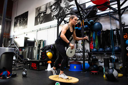 Kate Courtney hace ejercicios de equilibrio en interiores.