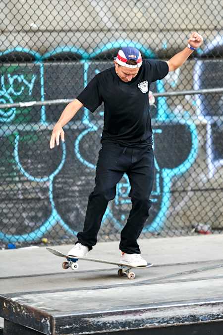 Joey Brezinski realiza un fakie manual en Nueva York el 22 de junio de 2019
