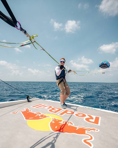 El estonio Jaan Roose recorrió con éxito una cuerda floja entre dos objetos en movimiento -un parasailing y un barco- en las Maldivas en 2025.
