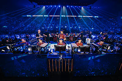 Les joueurs de la Karmine Corp sur scène lors du Red Bull League of Its Own 2024, devant des milliers de spectateurs réunis pour cet événement League of Legends.