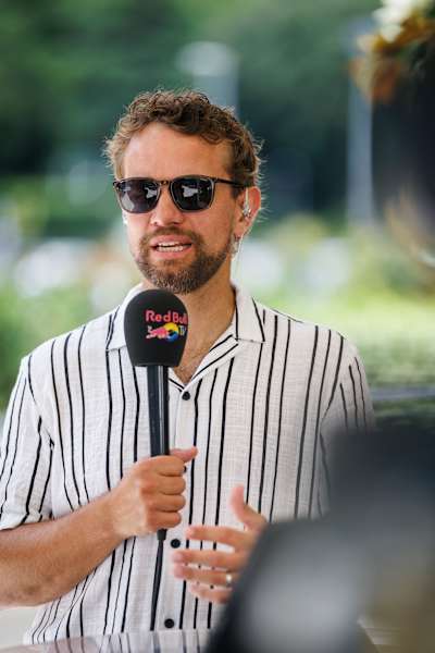 Red Bull TV commentator Sandy Farquharson speaks into the mic during the Premier Padel Tour's Italy Major event in Rome.