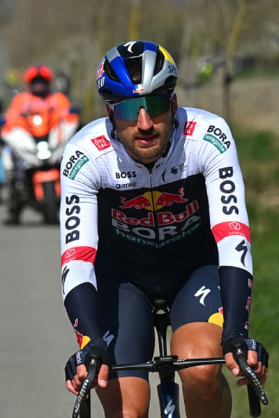 L'italiano Gianni Moscon del Team Red Bull - BORA - hansgrohe immortalato durante l'87a Gent-Wevelgem 2025.