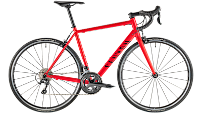 De rode Canyon Endurance AL 6.0 mountainbike met zwarte accenten.