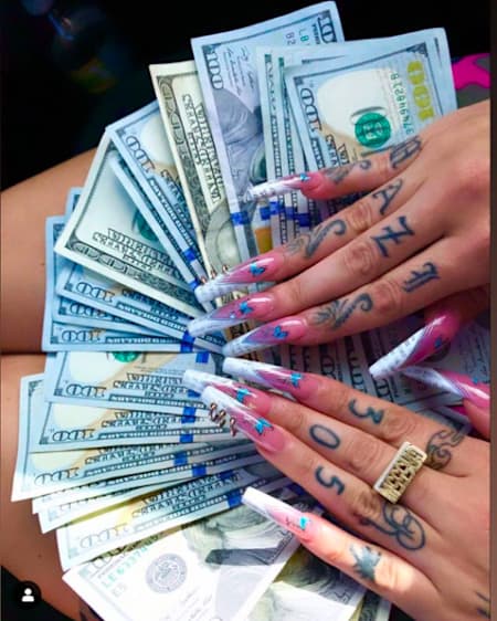 Exhiben sin pudor la figura del dinero como valor añadido