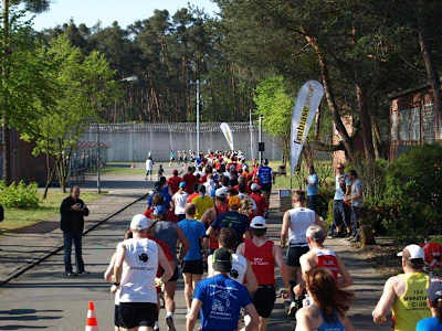 Teilnehmer rennen beim Knastmarathon Darmstadt durch die JVA Darmstadt.