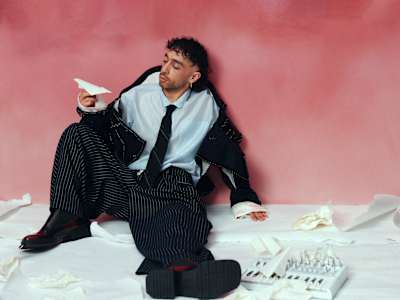 Le compositeur et pianiste français Sofiane Pamart porte Issey Miyake, Zephyr Studio et Szorro.