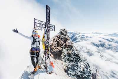 Ultramaratonista Fernanda Maciel escalando nos Alpes.