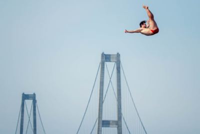 Jonas Madsen highdiver med Storebæltsbroen i baggrunden