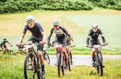 Mountainbiker beim MTB-Marathonrennen Alb Gold Trophy 2025.