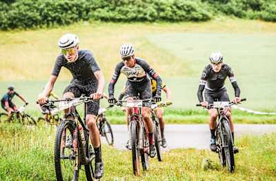 Mountainbiker beim MTB-Marathonrennen Alb Gold Trophy 2025.