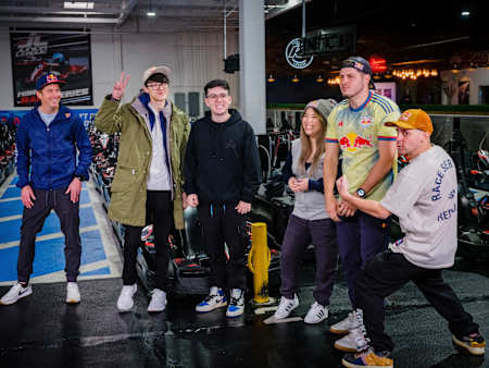 Scott Speed, iiTzTimmy, C9 Blackoutz, Tiffae, Mike LaBelle y GrandPooBear posan para un retrato durante el Red Bull Media Day en Burbank, California, EE.UU., el 22 de marzo de 2023.