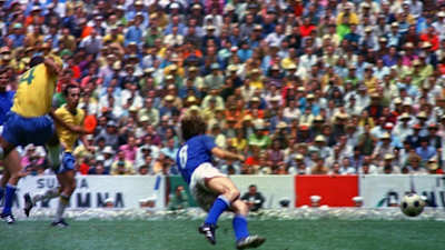 Passe perfeito de Pelé e um chute certeiro pro gol