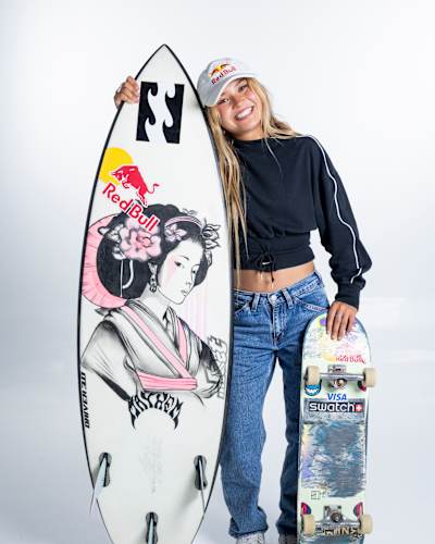Sky Brown pozira sa skateboardom i daskom za surfanje
