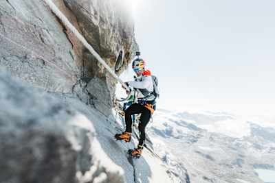 Foto da ultramaratonista Fernanda Maciel escalando nos Alpes.