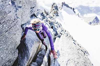 Foto da ultramaratonista Fernanda Maciel escalando nos Alpes.