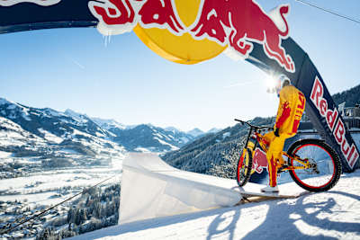El ciclista de montaña austriaco Fabio Wibmer contempla Kitzbühel desde la cresta del Hausberg mientras se prepara para afrontar el Streif en Kitzbühel, Austria. 