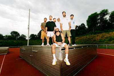 Super-Crew: Ardas Team steht ihm bei, in guten wie in schlechten Zeiten.
