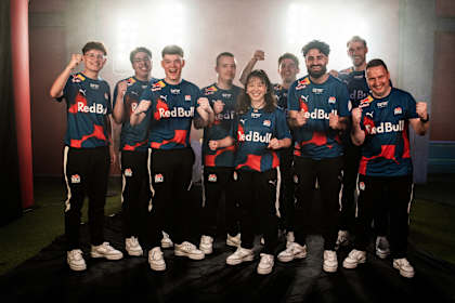 Teamfoto von RBLZ Gaming mit den jubelnden FC 26 Pros.