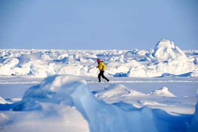 Teilnehmer läuft beim "Nordpol-Marathon" durch Schnee und Eis.