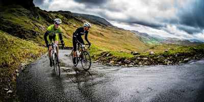 Dos ciclistas ascienden por una montaña.