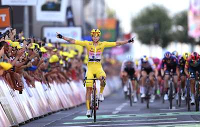 Lorena Wiebes in the yellow leader jersey celebrates at finish line as stage winner during the 5th Tour de France Femmes 2026, Stage 2.