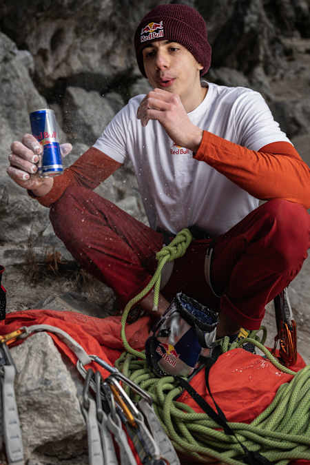 Portrait du grimpeur Darius Rapa lors d'une séance d'escalade à Băile Herculane, en Roumanie.