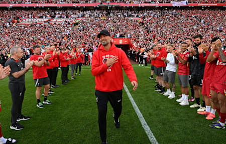 Jürgen Klopp primește o gardă de onoare din partea jucătorilor în timpul ultimului său meci acasă la conducerea lui Liverpool FC.