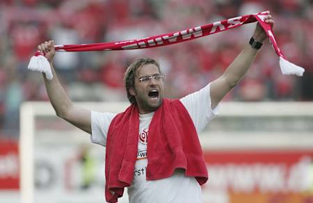 Jürgen Klopp während seiner Amtszeit als Trainer des FSV Mainz 05 - jubelnd mit Schal und Handtuch.