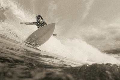 Le surfeur professionnel australien Mark Richards surfe à Haleiwa, à Hawaï, en 1976.
