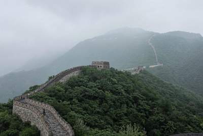 Grande Muralha da China no meio do nevoeiro.