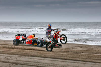 A photo of Max Verstappen and Jeffrey Herlings on the sand