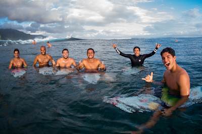 Les surfeurs brésiliens Italo Ferreira, Jadson Andre, Adriano de Souza, Filipe Toledo, Miguel Pupo et Gabriel Medina à Teahupo'o.