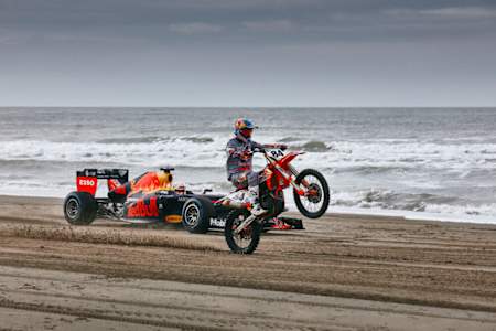 Max Verstappen und Jeffrey Herlings auf dem Sand.
