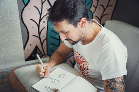 Mauro Martins criando doodles em seu sketchbook