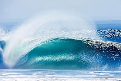 Une vague du Le cyclone Marie à Newport.